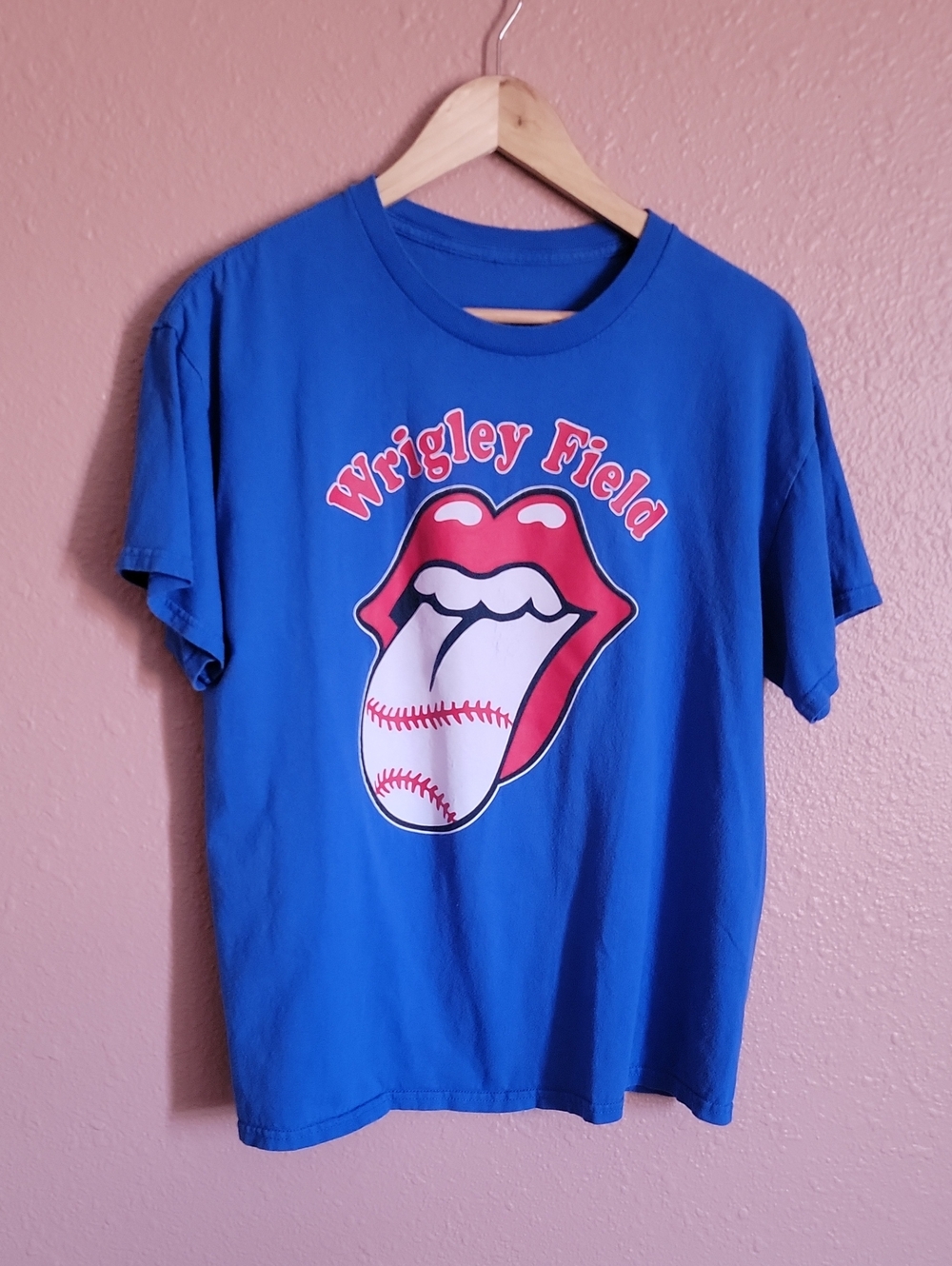Wrigley Field Chicago Cubs Blue Rolling Stones Baseball Graphic Tee Red White Lg